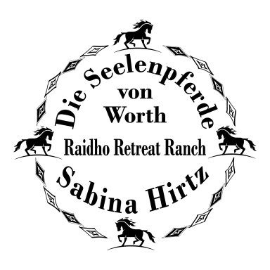 Logo der Seelenpferde von Worth, Raidho Retreat Ranch, mit Pferdemotiven.