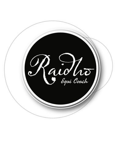 Logodesign mit dem Schriftzug "Raidio Equi Coach" auf schwarzem Hintergrund.